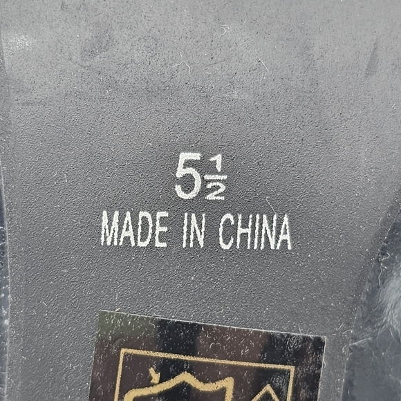 Le Chateau Women's Almond Toe Pointed Black 3" Heels, Size 5.5, New - Picture 6 of 10